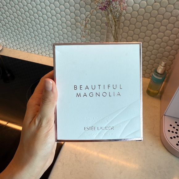 Beautiful Magnolia perfume - Picture 1 of 7